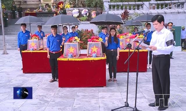 Phó Chủ tịch UBND tỉnh Lê Anh Tuấn đọc Chúc văn lễ an tang, bày tỏ lòng biết ơn vô hạn của các thế hệ mai sau đối với sự hy sinh cao cả của các anh hùng, liệt sĩ. 