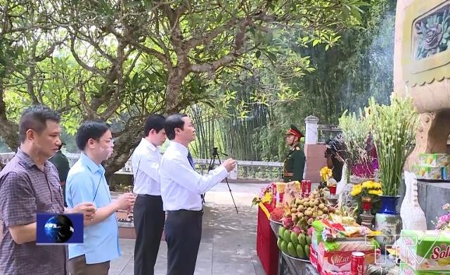 Tại buổi lễ, các đại biểu đã đặt vòng hoa, dâng hương lên đài tưởng niệm nghĩa trang liệt sĩ, dành một phút mặc niệm tưởng nhớ các liệt sĩ đã hy sinh vì sự nghiệp giải phóng dân tộc và làm nhiệm vụ quốc tế cao cả. 