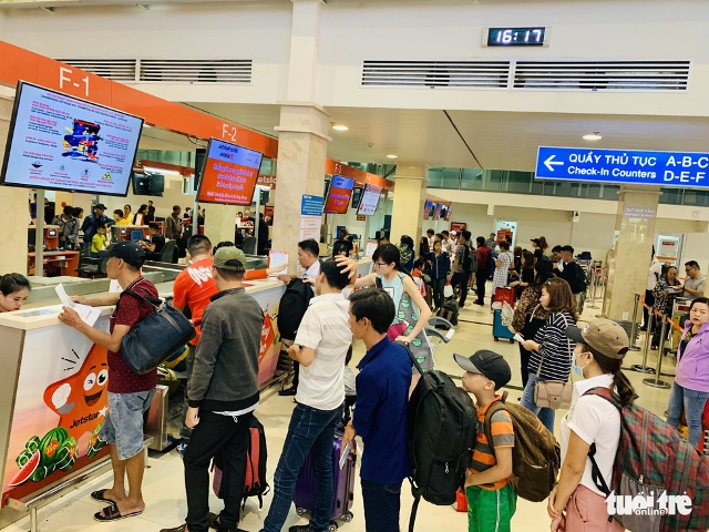 Hành khách làm thủ tục check-in của Jetstar Pacific tại sân bay Tân Sơn Nhất - Ảnh: C.TRUNG