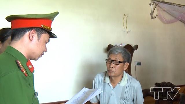 Cựu Chủ tịch xã Trần Văn Phú đang bị cơ quan chức năng đọc lệnh bắt giam
