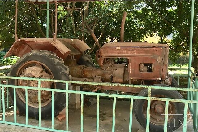 Đây là chiếc máy cày DT24, Bác gửi tặng Đảng bộ và nhân dân xã Yên Trường (huyện Yên Định) vào tháng 2/1962, hiện được đặt ở một vị trí trang trọng trong khuôn viên Bảo tàng Thanh Hóa.