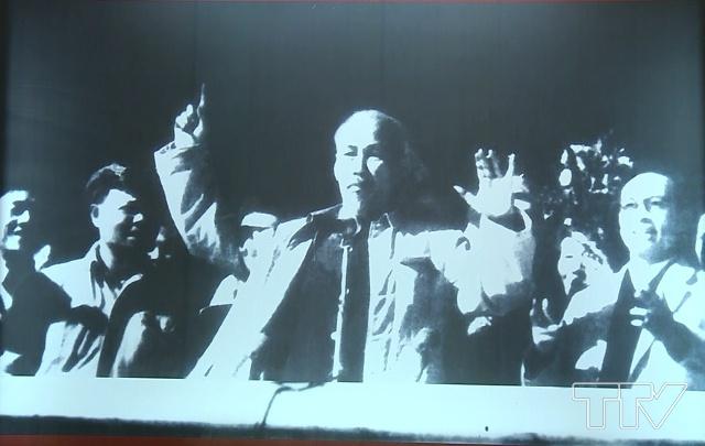Đây là tấm ảnh chụp Bác Hồ bắt nhịp cho đồng bào Thanh Hoá hát bài “Kết đoàn” tại sân vận động tỉnh vào ngày 12/12/1961...