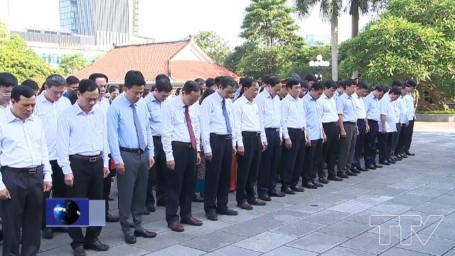 đoàn đại biểu tỉnh Thanh Hóa đã đến dâng hoa, dâng hương viếng Chủ tịch Hồ Chí Minh, tại khu văn hóa tưởng niệm Bác Hồ, thành phố Thanh Hóa.