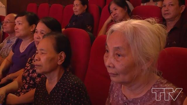 Đã gần một tuần nay, cứ vào buổi sáng và buổi tối, bà Nguyễn Thị Nhàn lại đến nhà hát Ca múa kịch Lam Sơn, thành phố Thanh Hóa để được xem những vở diễn tham gia Liên hoan Tuồng và dân ca kịch toàn quốc.