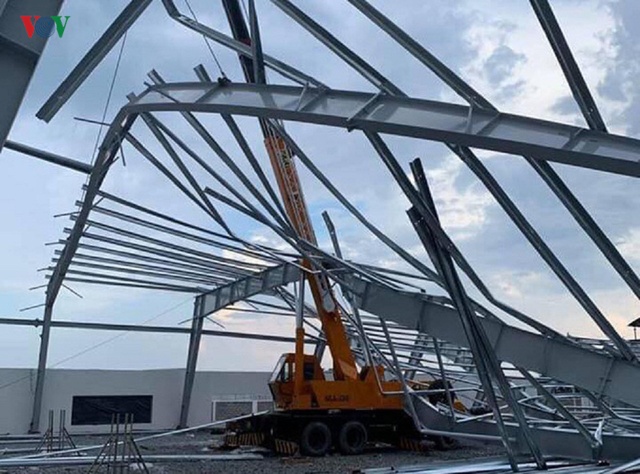 Nhà xưởng lớn bị sập khiến 4 người thương vong.