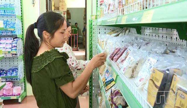 Đã thành thói quen, chị Phạm Thị Tính thường đến siêu thị miền Tây để mua sắm các vật dụng cho gia đình. Tại điểm bán hàng “ Tự hào hàng Việt Nam” được đặt ngay tại siêu thị, chị dễ dàng lựa chọn được những sản phẩm do các doanh nghiệp trong nước sản xuất.