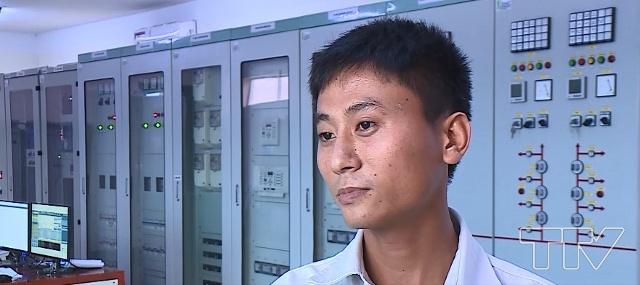 Trần Văn Tuấn - Phòng điều hành  nhà máy điện năng lượng mặt trời Yên Định: Hoạt động của nhà máy đang được đánh giá là ổn định, phù hợp với điều kiện môi trường và thời tiết, thời điểm trên 30 độ, công suất có thể đạt 30MW/h