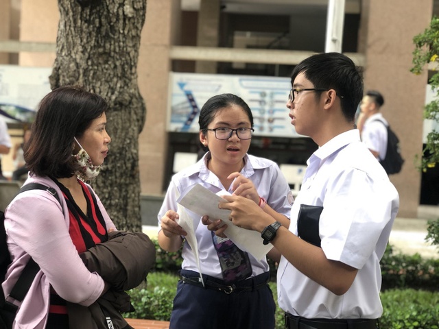 Các em học sinh trao đổi, giải lại bài và đối chiếu đáp án sau khi thi xong môn toán tại hội đồng thi Trường Đh Khoa học tự nhiên (ĐH Quốc gia TP.HCM) - Ảnh: THẢO THƯƠNG