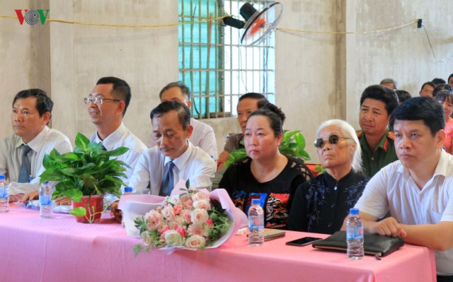 Bà Huỳnh Ngọc Bích (người thứ 3 từ phải qua) được giải oan sau gần 10 năm.