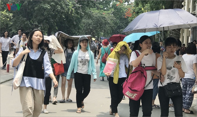 Dưới cái nắng từ 38-40 độ C, nhiều học sinh căng thẳng tham dự vào lớp 10 trường THPT chuyên Ngoại ngữ.