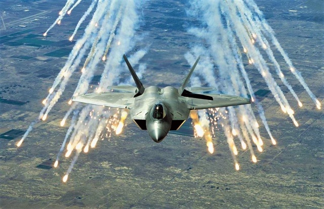 F-22 phóng mồi bẫy nhiệt. Ảnh: wallpapermemory.com.