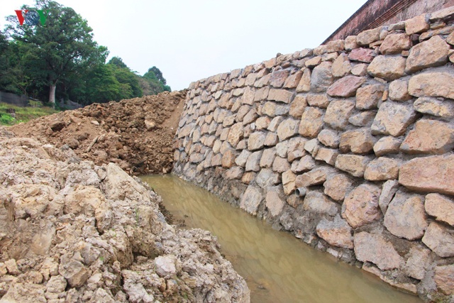 Lớp đá cũ bị gỡ bỏ và bờ kè được xây dựng mới hoàn toàn.