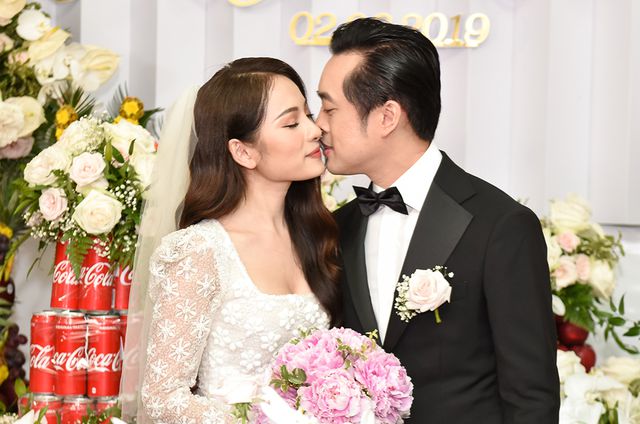 Cặp đôi dành cho nhau nụ hôn ngọt ngào sau khi hoàn thành các nghi lễ truyền thông trước bàn thờ gia tiên trong sự chứng kiến của bà con hai họ.