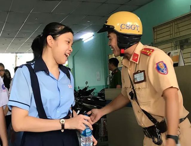 Cảnh sát giao thông phát nước miễn phí cho học sinh sau giờ thi tại Trường THCS Colette, Q.3, TPHCM