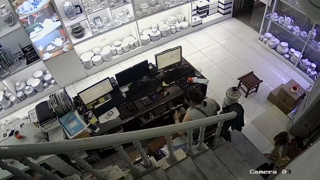  &quot;Nữ quái &quot; khéo léo  &quot;điều &quot; hai nhân viên đi chỗ khác để trộm tiền.