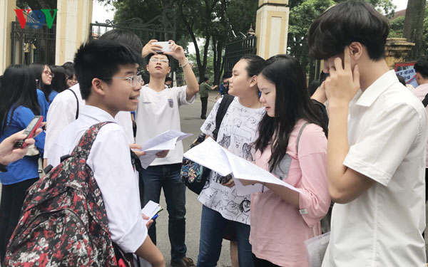 Thí sinh xem lại đề thi môn Lịch sử vào lớp 10 trường chuyên.
