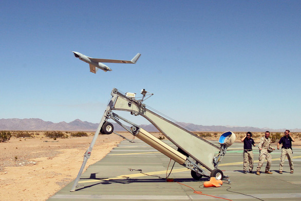 Thời báo Hoàn Cầu của Trung Quốc cáo buộc việc Mỹ bán các UAV ScanEagle cho một số nước láng giềng Trung Quốc là để  &quot;kích động xung đột &quot; giữa Trung Quốc và các nước này. Trong ảnh: UAV ScanEagle được phóng từ máy phóng - Ảnh chụp màn hình