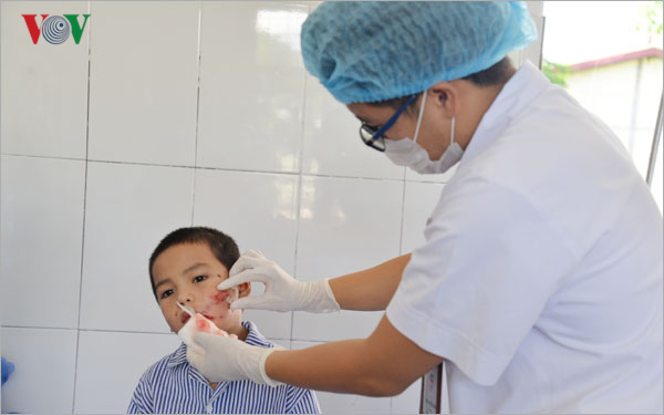 Cháu Vũ nhập viện trong tình trạng vết thương sâu, phức tạp và chảy máu.