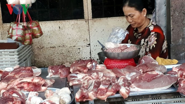 Giá thịt lợn có tăng nhưng người mua vẫn ít.