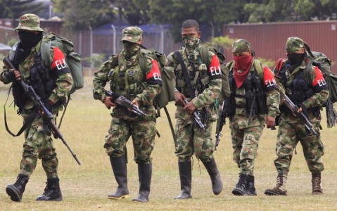 C&aacute;c tay s&uacute;ng của nh&oacute;m phiến qu&acirc;n ELN tại Colombia. Ảnh: Reuters