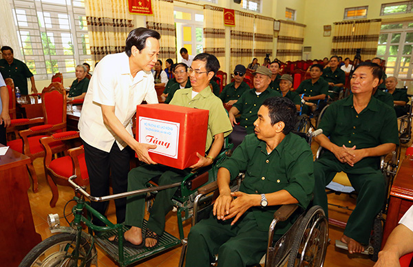 Tổng Bí thư Nguyễn Phú Trọng thăm, tặng quà người có công tại Trung tâm nuôi dưỡng, điều dưỡng người có công số 2 Hà Nội