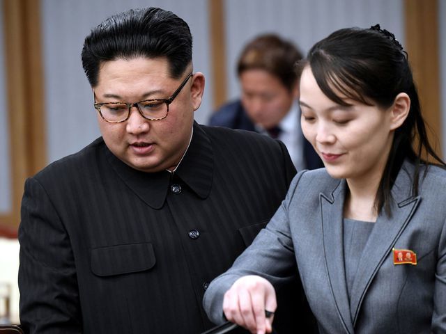 Nhà lãnh đạo Triều Tiên Kim Jong-un và em gái Kim Yo-jong (Ảnh: Reuters