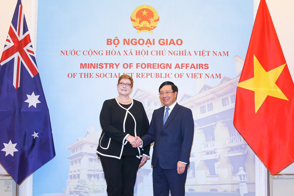 Ngoại trưởng Úc Marise Payne (trái) và Phó Thủ tướng, Bộ trưởng Ngoại giao Việt Nam Phạm Bình Minh bắt tay nhân hội đàm trưa 12-6 - Ảnh: NGUYỄN KHÁNH