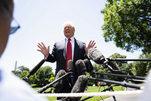 Ông Trump nói với các phóng viên bên ngoài Nhà Trắng trước khi lên đường có chuyến đi tới Iowa - Ảnh: NYTIMES
