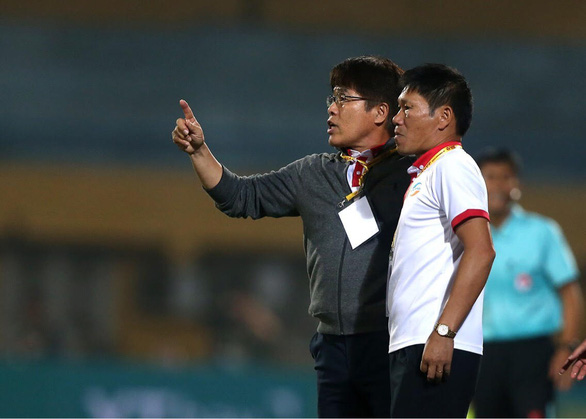 HLV Lee Heung Sil (trái) và trợ lý Nguyễn Hải Biên trong một trận đấu của Viettel tại V-League 2019- Ảnh: NAM KHÁNH