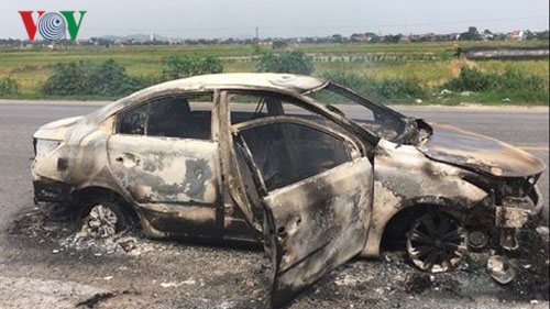 Chiếc xe Toyota Vios bị lửa thiêu rụi trên quốc lộ 37 vào chiều nay, 12/6/2019 (Ảnh CTV)