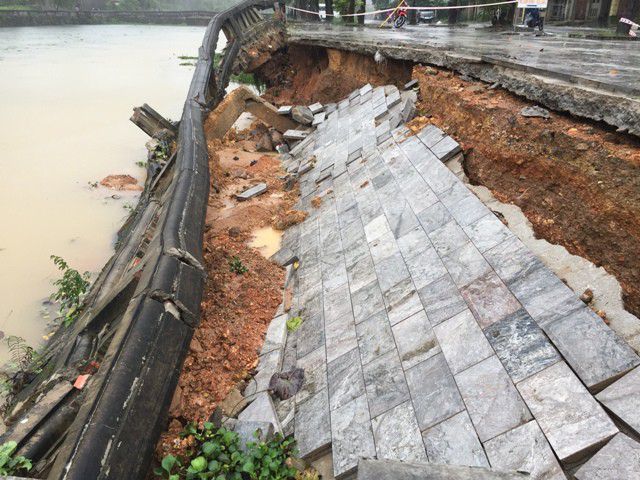 Bờ kè hồ Di tích Thành cổ Quảng Trị bị hư hỏng trong trận mưa cuối năm 2018.