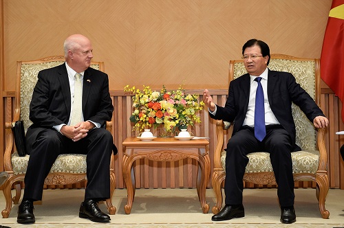 Phó Thủ tướng Trịnh Đình Dũng có buổi tiếp Phó Chủ tịch Tập đoàn Hanesbrands (Hoa Kỳ) Jerry Cook (Ảnh: VGP)