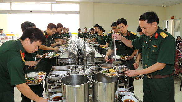 Ăn trưa theo kiểu buffet đã mang lại niềm vui mỗi ngày cho công nhân lao động tại Nhà máy Z131 - Ảnh: M.LĂNG