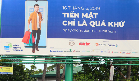 Biển quảng cáo khuyến khích không dùng tiền mặt trên đường Nơ Trang Long (Q.Bình Thạnh, TP.HCM) - Ảnh: THANH YẾN