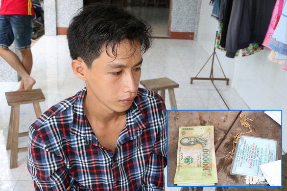 Nguyễn Trung Cảnh cùng tang vật cướp được của bà Ba - Ảnh: Công an cung cấp.