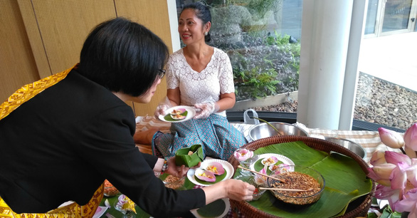 Mâm lót lá chuối bày món Mieng Kham dùng cánh sen cuốn ăn tại trung tâm hội nghị Gaysorn Urban Resort ở Bangkok - Ảnh: KIM THOA