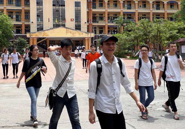 Theo đánh giá của nhiều giáo viên, năm nay là năm mà điểm chuẩn đầu vào của kỳ thi vào lớp 10 THPT hệ công lập thấp nhất so với nhiều năm qua.