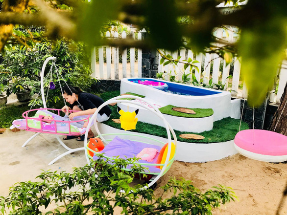 Khoảng sân nhỏ mini của anh Vũ chứa nhiều đồ chơi tự làm đong đầy tình yêu con - Ảnh: NVCC