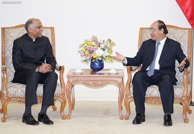 Thủ tướng Nguyễn Xuân Phúc và Đại sứ Ấn Độ Parvathaneni Harish - Ảnh: VGP/Quang Hiếu