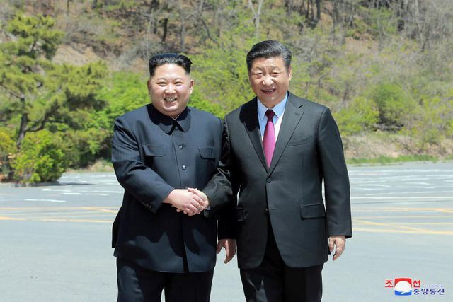 Chủ tịch Tập Cận Bình đón nhà lãnh đạo Kim Jong-un tại Đại Liên, Trung Quốc năm 2018 (Ảnh: KCNA)