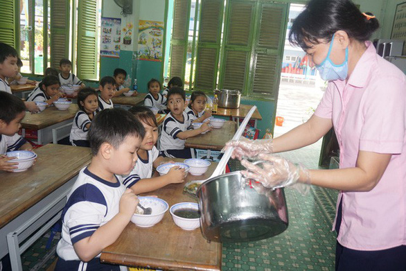Bữa ăn trưa của học sinh Trường tiểu học Kỳ Đồng, quận 3 - một trong những trường có bếp ăn bán trú ở TP.HCM - Ảnh: Tư liệu Tuổi Trẻ