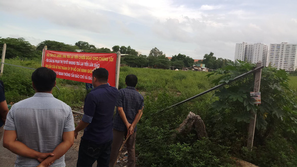 Người mua đất căng băngrôn phản ứng tại một trong những khu đất do quận Bình Tân cảnh báo - Ảnh: NGỌC HÀ