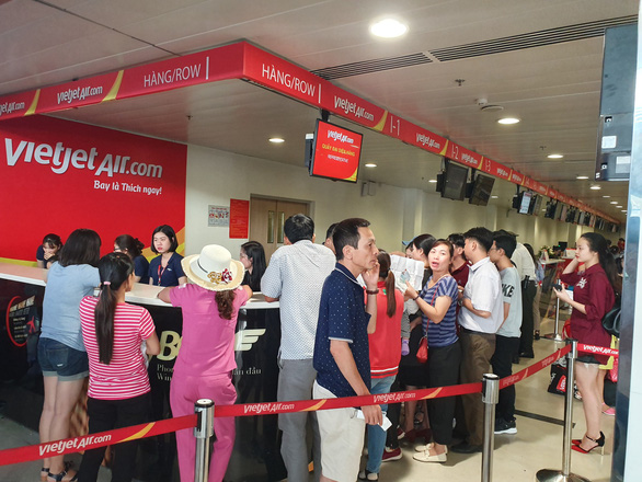 Hành khách làm thủ tục nhận bồi thường hoãn chuyến bay của Vietjet - Ảnh: C.TRUNG
