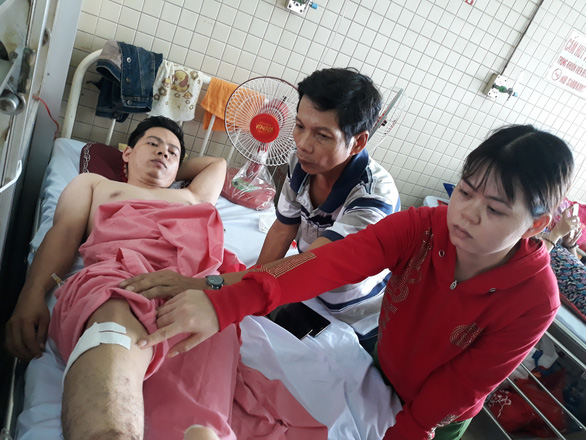 Anh Nguyễn Đức Thịnh (30 tuổi, ngụ huyện Trần Văn Thời, Cà Mau) bị gãy đốt sống ngực số 8 nhưng lại bị khoan ở cẳng chân - Ảnh: HOÀNG LỘC