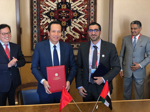 Bộ trưởng Bộ Lao động, thương binh và xã hội Đào Ngọc Dung và ông Nasser Thani Al Hamli, Bộ trưởng Bộ Nguồn nhân lực UAE tại lễ kí bản ghi nhớ ngày 17-6 tại Thụy Sĩ - Ảnh: MOLISA