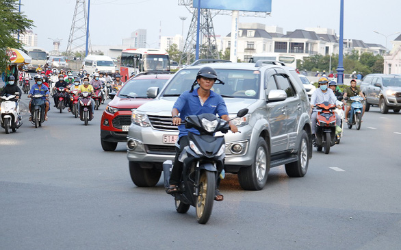 Dốc cầu Sài Gòn, Q.2, TP.HCM tiềm ẩn nguy cơ mất an toàn giao thông khi người đi đường thả dốc không chú ý quan sát - Ảnh: NGUYỆT NHI