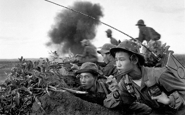 Đội điện đài quân giải phóng Việt Nam ở khu vực Quảng Trị năm 1970. Ảnh: Đoàn Công Tính.