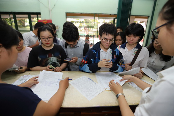 Học sinh lớp 12 Trường THPT Nguyễn Khuyến (Q.10, TP.HCM) nộp hồ sơ đăng ký dự thi tốt nghiệp THPT quốc gia và xét tuyển ĐH, CĐ năm 2019 - Ảnh: NHƯ HÙNG
