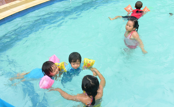 Bơi lội là một trong những phương pháp vận động hỗ trợ tăng chiều cao khá tốt - Ảnh: DUYÊN PHAN