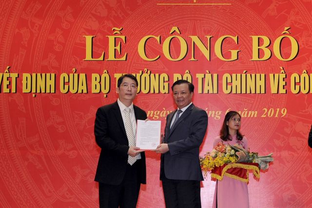 Bộ trưởng Đinh Tiến Dũng trao quyết định bổ nhiệm Tổng cục trưởng Tổng cục Thuế đối với ông Cao Anh Tuấn.